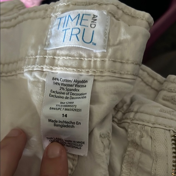 Time and Tru Cream Cargo Shorts Relaxed Fit - Picture 2 of 2